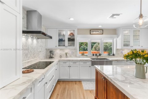 House in Coral Gables, Florida 5 bedrooms, 416.76 sq.m. № 2083801 - photo 17