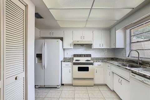 House in Winter Haven, Florida 2 bedrooms, 105.82 sq.m. № 1905971 - photo 2