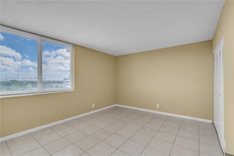 Снять в аренду кондоминиум в Майами, Флорида 3 спальни, 118.36м2, № 2068338 - фото 19