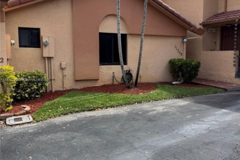 Townhouse in Pembroke Pines, Florida 2 bedrooms, 105.54 sq.m. № 1820323 - photo 1