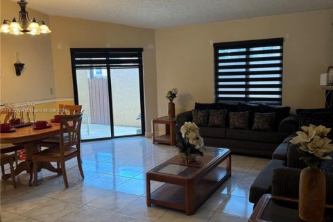Townhouse in Pembroke Pines, Florida 2 bedrooms, 105.54 sq.m. № 1820323 - photo 5