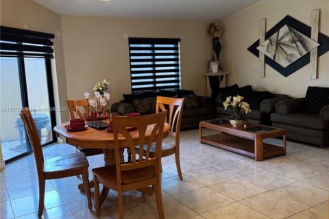 Townhouse in Pembroke Pines, Florida 2 bedrooms, 105.54 sq.m. № 1820323 - photo 7
