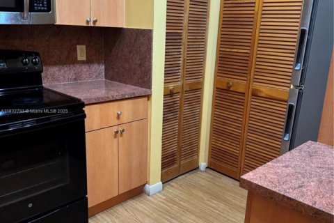 Townhouse in Pembroke Pines, Florida 2 bedrooms, 105.54 sq.m. № 1820323 - photo 11