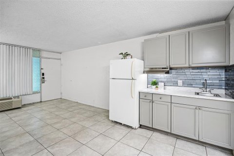 Condo in Davenport, Florida, 1 bedroom  № 1642792 - photo 14