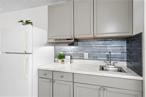 Condo in Davenport, Florida, 1 bedroom  № 1642792 - photo 16