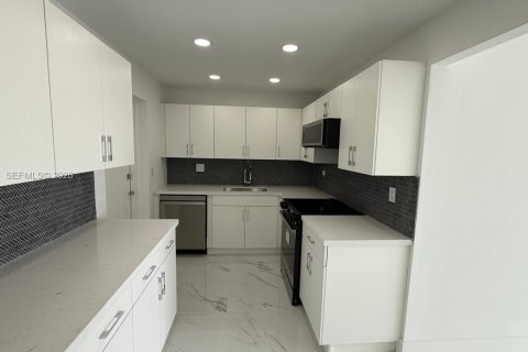 Condominio en venta en North Miami Beach, Florida, 1 dormitorio, 76.64 m2 № 2018087 - foto 3