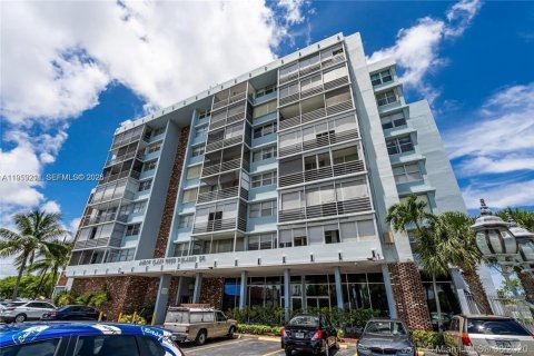 Condo in North Miami Beach, Florida, 1 bedroom  № 2018087 - photo 17
