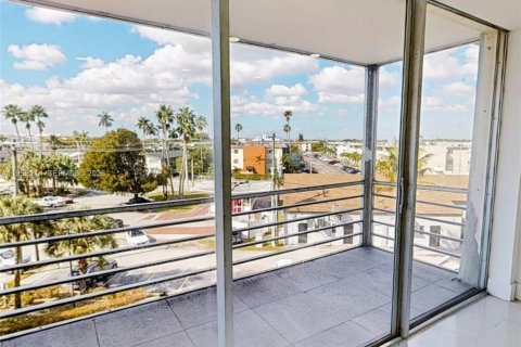 Condo in North Miami Beach, Florida, 1 bedroom  № 2018087 - photo 20