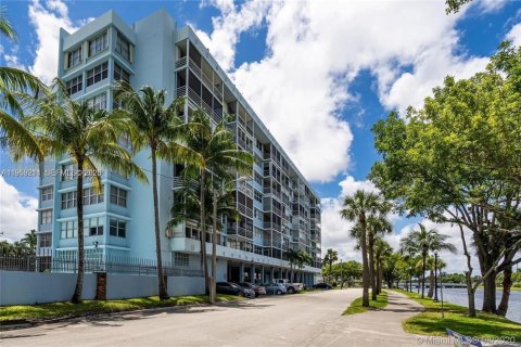 Condominio en North Miami Beach, Florida, 1 dormitorio  № 2018087