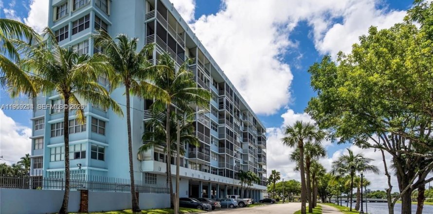 Condominio en North Miami Beach, Florida, 1 dormitorio  № 2018087