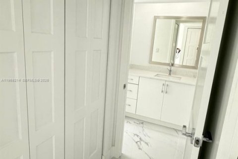 Condo in North Miami Beach, Florida, 1 bedroom  № 2018087 - photo 16