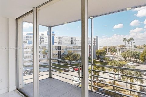 Condo in North Miami Beach, Florida, 1 bedroom  № 2018087 - photo 18