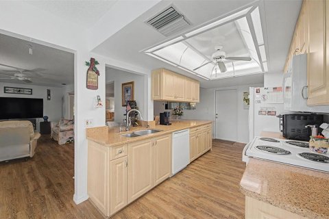 Villa ou maison à vendre à New Port Richey, Floride: 2 chambres, 159.23 m2 № 2224904 - photo 15
