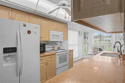 Villa ou maison à vendre à New Port Richey, Floride: 2 chambres, 159.23 m2 № 2224904 - photo 19