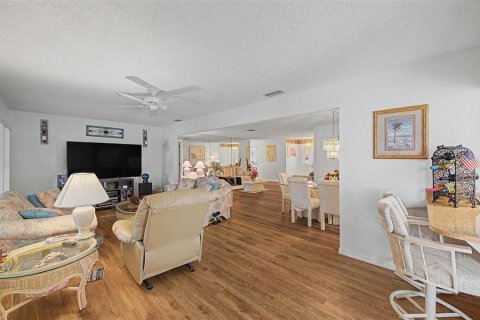 Villa ou maison à vendre à New Port Richey, Floride: 2 chambres, 159.23 m2 № 2224904 - photo 10