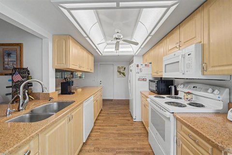 Villa ou maison à vendre à New Port Richey, Floride: 2 chambres, 159.23 m2 № 2224904 - photo 17