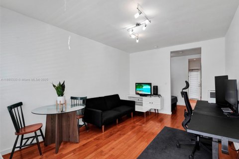 Condo in Miami Beach, Florida  № 1889064 - photo 2