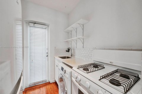 Condo in Miami Beach, Florida  № 1889064 - photo 10