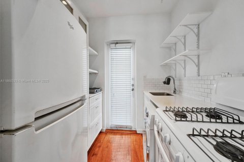 Condo in Miami Beach, Florida  № 1889064 - photo 9