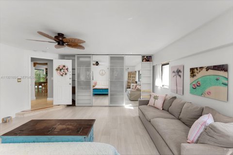 Casa en venta en Miami, Florida, 4 dormitorios, 235.41 m2 № 1982832 - foto 24