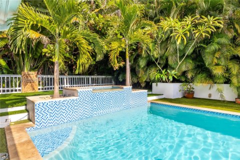 Casa en venta en Miami, Florida, 4 dormitorios, 235.41 m2 № 1982832 - foto 10