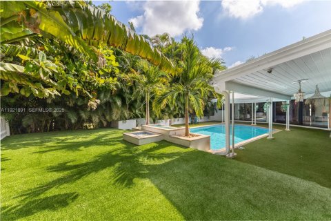 Casa en venta en Miami, Florida, 4 dormitorios, 235.41 m2 № 1982832 - foto 11