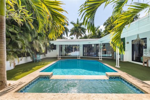 Casa en venta en Miami, Florida, 4 dormitorios, 235.41 m2 № 1982832 - foto 1