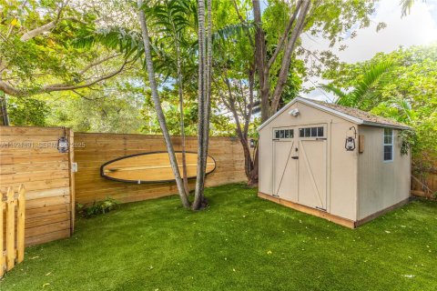 Casa en venta en Miami, Florida, 4 dormitorios, 235.41 m2 № 1982832 - foto 13