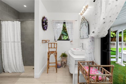 Casa en venta en Miami, Florida, 4 dormitorios, 235.41 m2 № 1982832 - foto 28