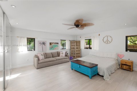 Casa en venta en Miami, Florida, 4 dormitorios, 235.41 m2 № 1982832 - foto 23