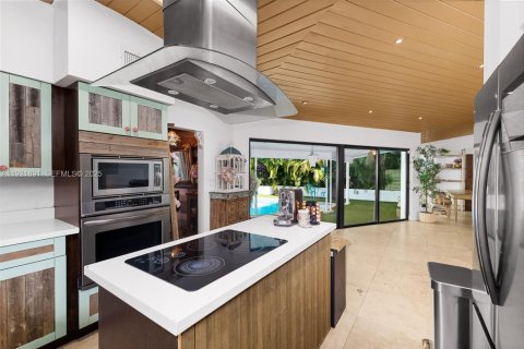 Casa en venta en Miami, Florida, 4 dormitorios, 235.41 m2 № 1982832 - foto 17