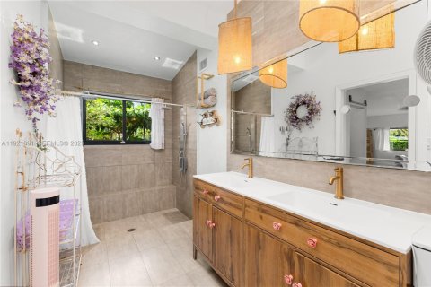 Casa en venta en Miami, Florida, 4 dormitorios, 235.41 m2 № 1982832 - foto 25