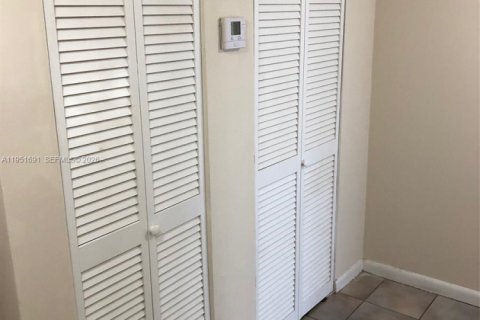 Condominio en alquiler en Miami, Florida, 2 dormitorios, 148.27 m2 № 2054291 - foto 3