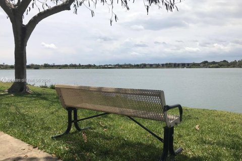 Condominio en alquiler en Miami, Florida, 2 dormitorios, 148.27 m2 № 2054291 - foto 29