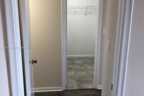 Condominio en alquiler en Miami, Florida, 2 dormitorios, 148.27 m2 № 2054291 - foto 14