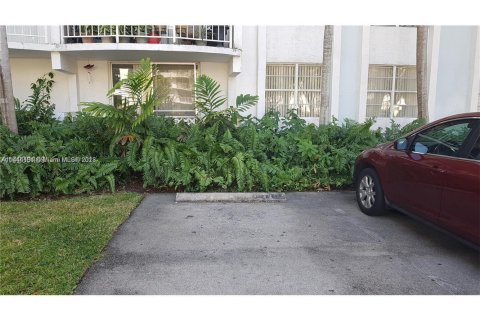Condo in Miami, Florida, 2 bedrooms  № 1864277 - photo 22