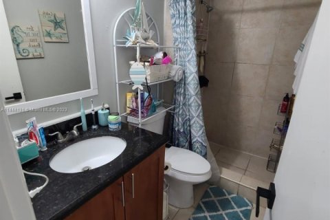 Condo in Miami, Florida, 2 bedrooms  № 1864277 - photo 12