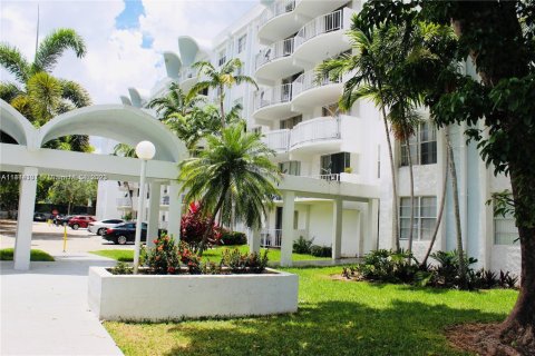 Condo in Miami, Florida, 2 bedrooms  № 1864277 - photo 30