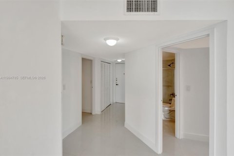 Condo in Miami, Florida, 2 bedrooms  № 2060770 - photo 2