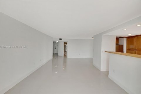 Condo in Miami, Florida, 2 bedrooms  № 2060770 - photo 8