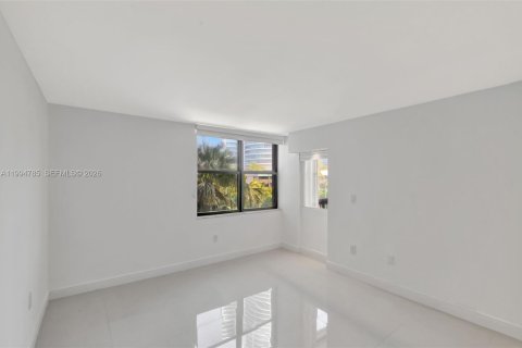 Condo in Miami, Florida, 2 bedrooms  № 2060770 - photo 22