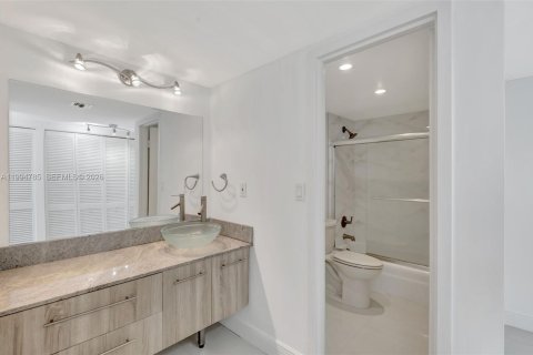Condo in Miami, Florida, 2 bedrooms  № 2060770 - photo 19