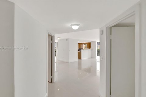 Condo in Miami, Florida, 2 bedrooms  № 2060770 - photo 4