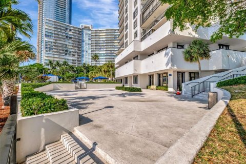 Condo in Miami, Florida, 2 bedrooms  № 2060770 - photo 29
