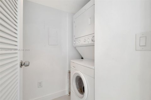 Condo in Miami, Florida, 2 bedrooms  № 2060770 - photo 27