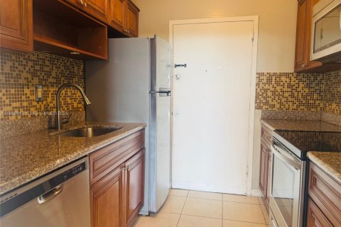 Condominio en venta en North Miami, Florida, 2 dormitorios, 89.46 m2 № 1981823 - foto 1