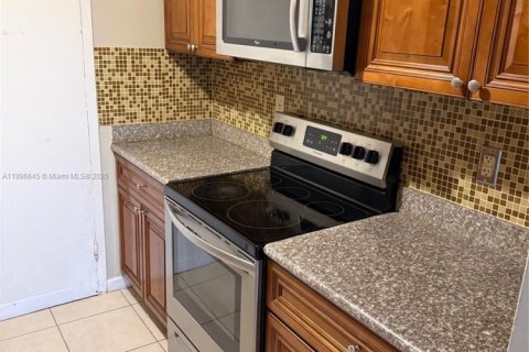 Condominio en venta en North Miami, Florida, 2 dormitorios, 89.46 m2 № 1981823 - foto 2