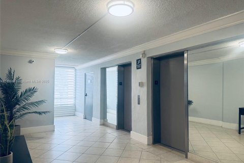 Condominio en venta en North Miami, Florida, 2 dormitorios, 89.46 m2 № 1981823 - foto 17