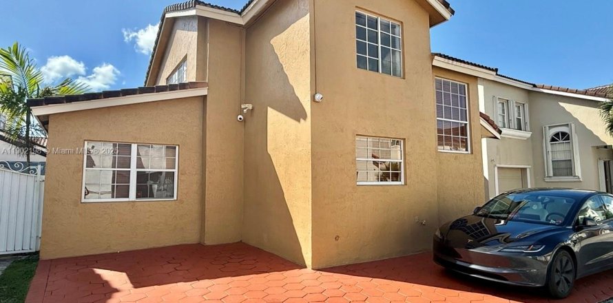 House in Miami, Florida 4 bedrooms, 157 sq.m. № 1953734