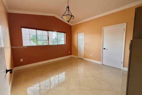 House in Miami, Florida 4 bedrooms, 157 sq.m. № 1953734 - photo 13